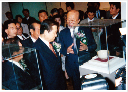 1997年 ソウル一民美術館にて 金大中大統領と十四代 沈 壽官