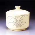 白地草花文象嵌酒壷 White Sake Pot with Inlaid Plant and Flower design